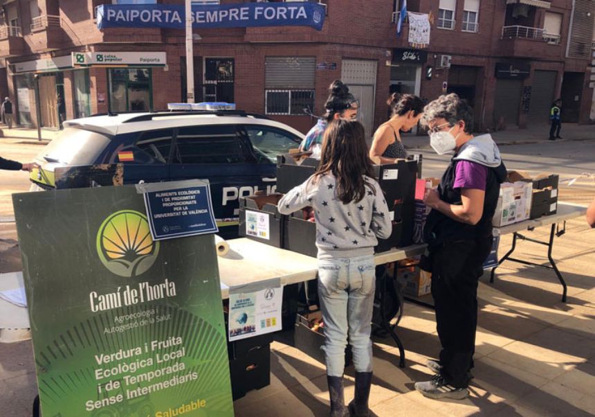 Punt de distribució de la fruita a Paiporta.